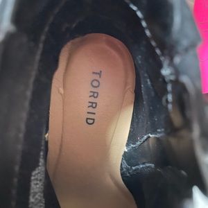 Torrid, could not wear, the hill was to tall for me. Size 9W and black.